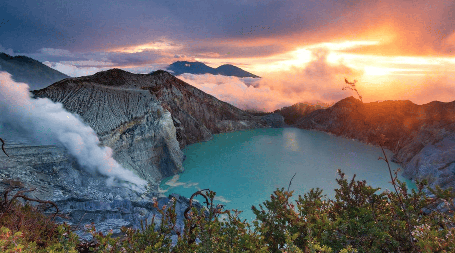 Kawah Ijen Pesona Blue Fire yang Mendunia di Jawa Timur