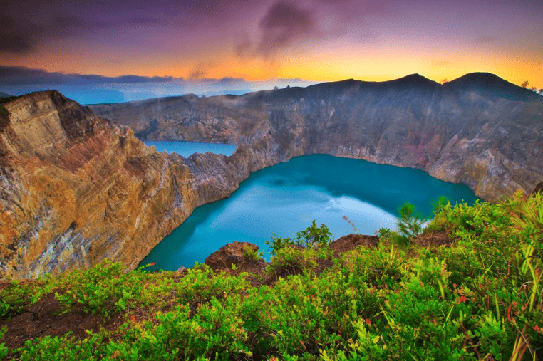 Danau Kelimutu Flores Keajaiban Tiga Warna di Atas Awan