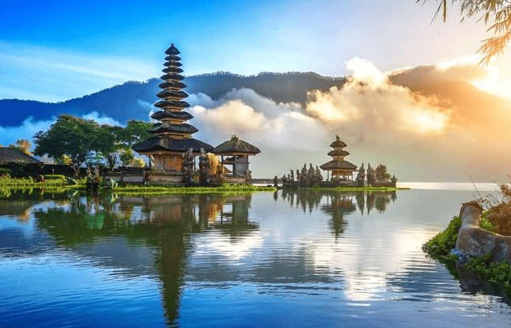 Pura Ulun Danu Bratan Pesona Ikonik di Tepi Danau Bali