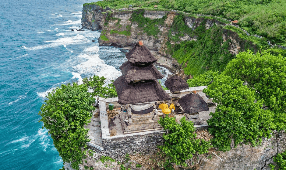 Uluwatu Temple Pura di Tebing Laut yang Memikat Jiwa