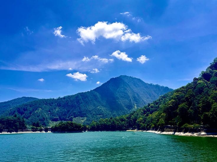 Telaga Sarangan Destinasi Traveling Pesona Danau Alami
