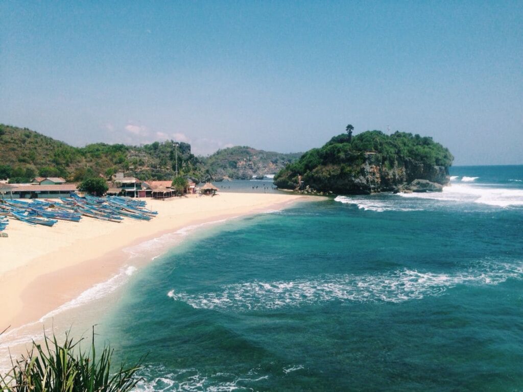 Pantai Drini: Traveling Unik Dua Karakter Pantai Gunungkidul
