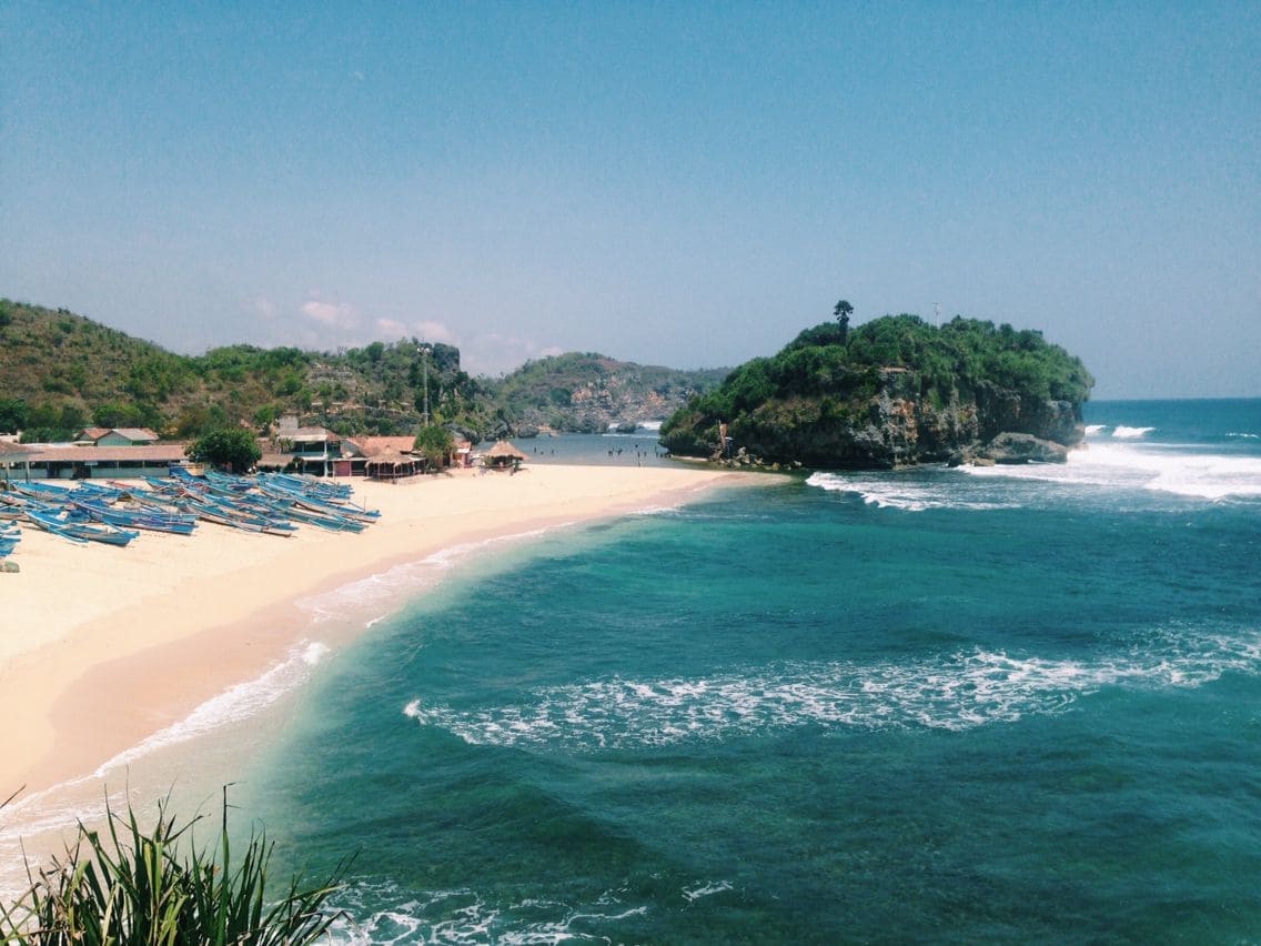 Pantai Drini: Traveling Unik Dua Karakter Pantai Gunungkidul