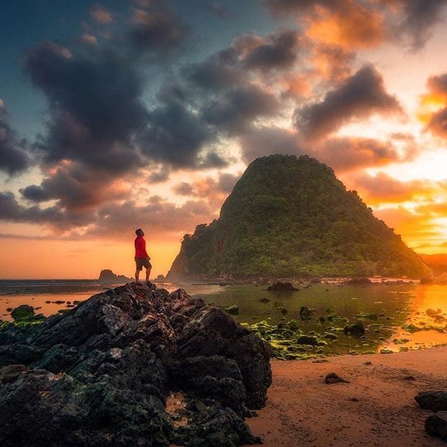 Pantai Pulau Merah Destinasi Traveling Bahari dengan Panorama