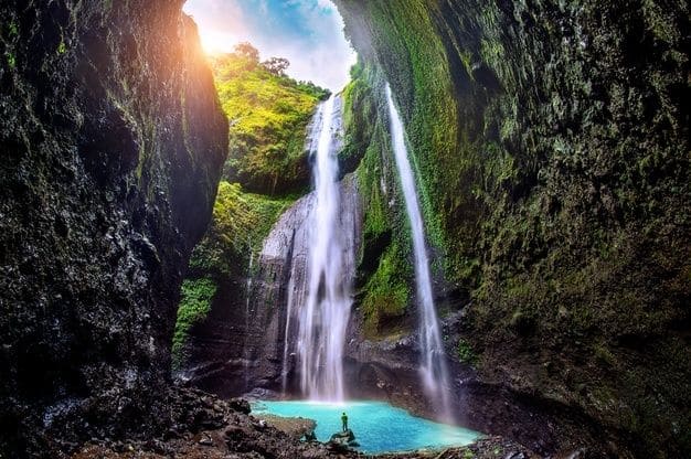 Air Terjun Madakaripura Destinasi Traveling Legendaris Aura Alam