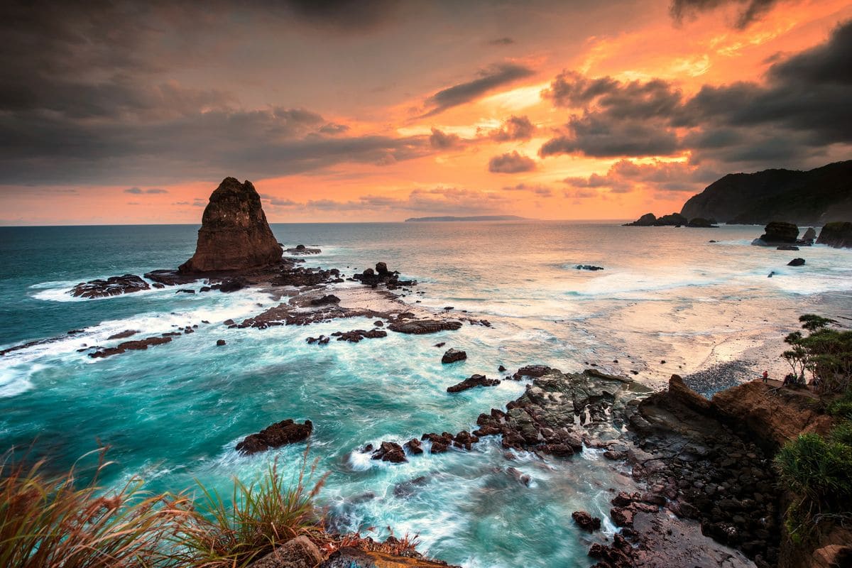 Pantai Papuma: Destinasi Traveling Eksotis dengan Karakter Alam